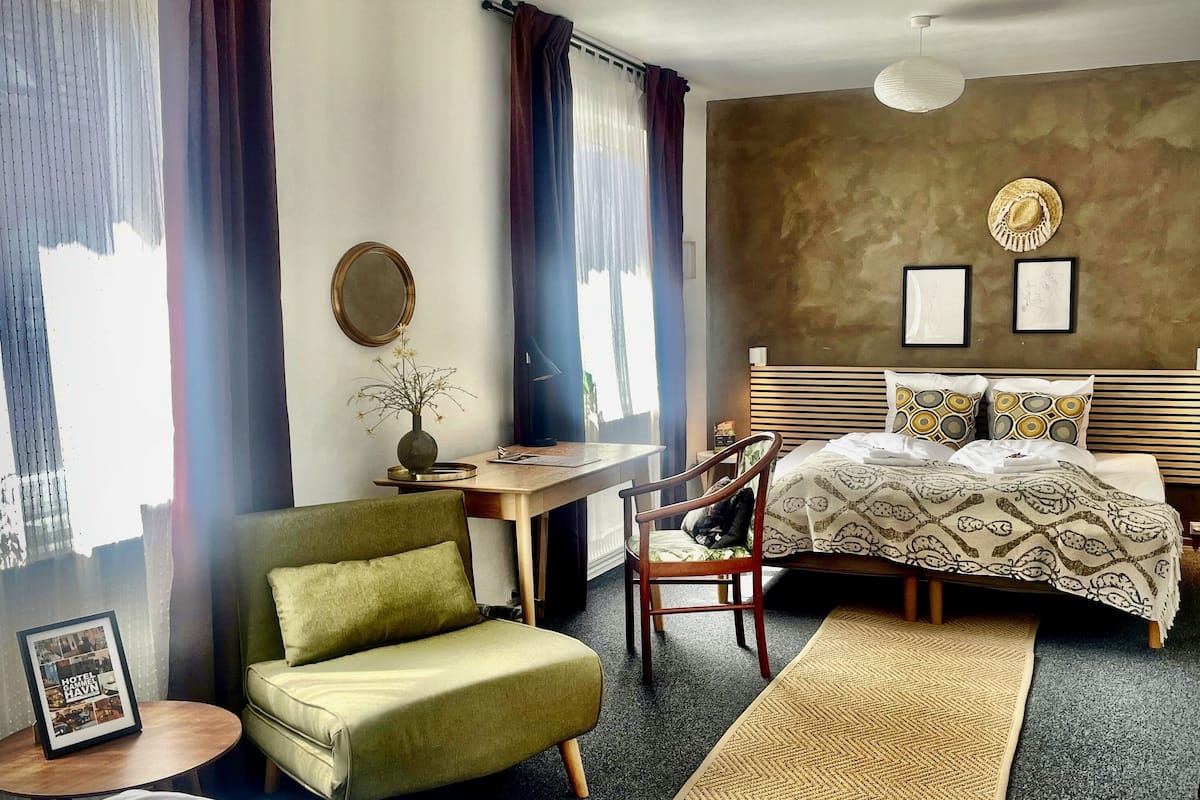 43-inch flat-screen tv with digital channels, toys