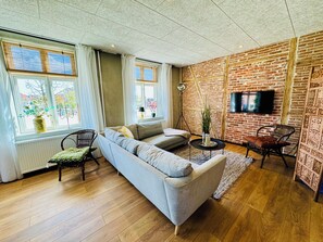 Leilighet – superior, 3 soverom, kjøkken, havneutsikt | Oppholdsområde | En 43-tommers Flatskjerm-TV med digitale kanaler samt leker