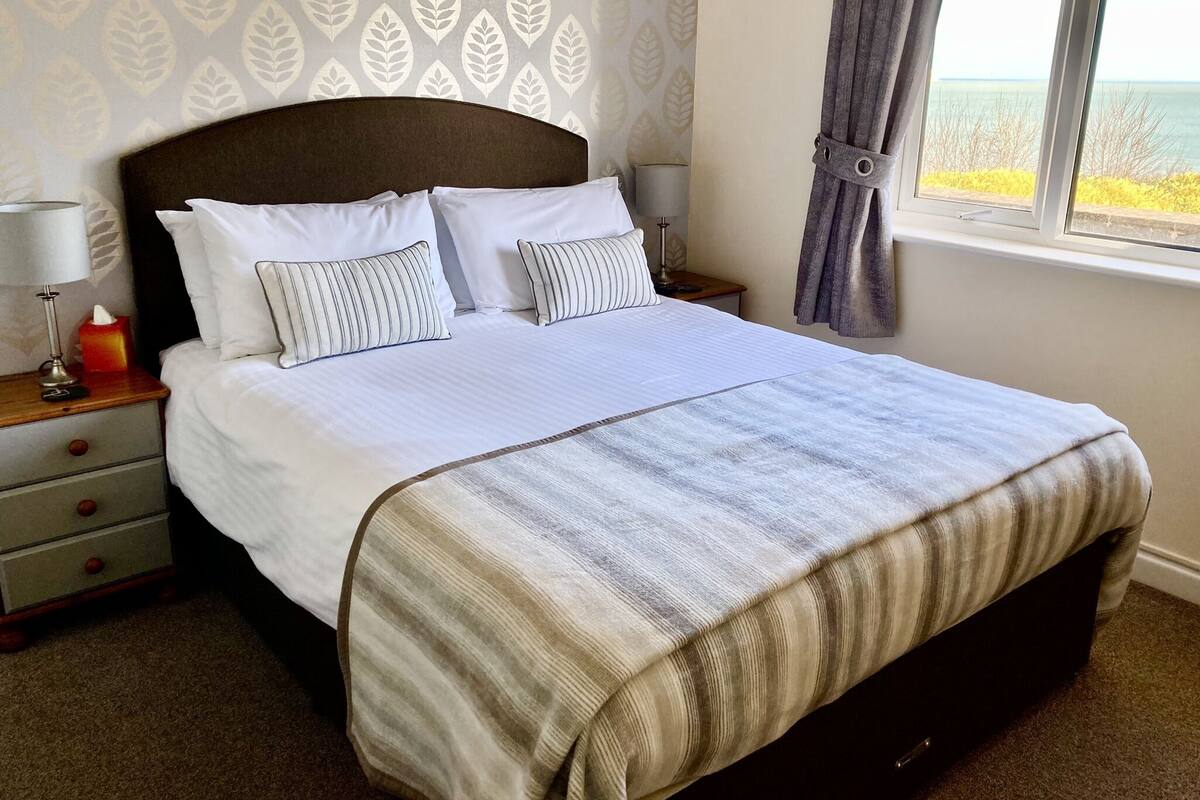 Classic Room, 1 King Bed, Sea View | Premium bedding, iron/ironing board, free WiFi, bed sheets