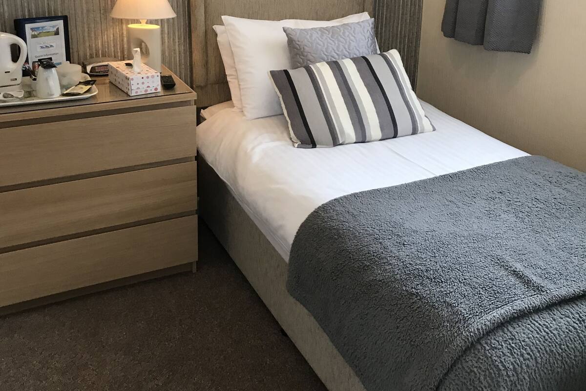 Single Room | Premium bedding, iron/ironing board, free WiFi, bed sheets