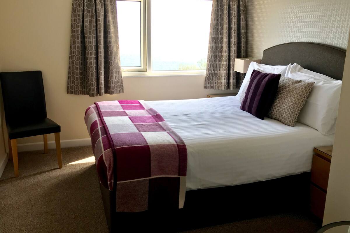 Double Room, Sea View | Premium bedding, iron/ironing board, free WiFi, bed sheets