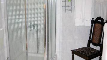 Standard Double Room | Bathroom shower
