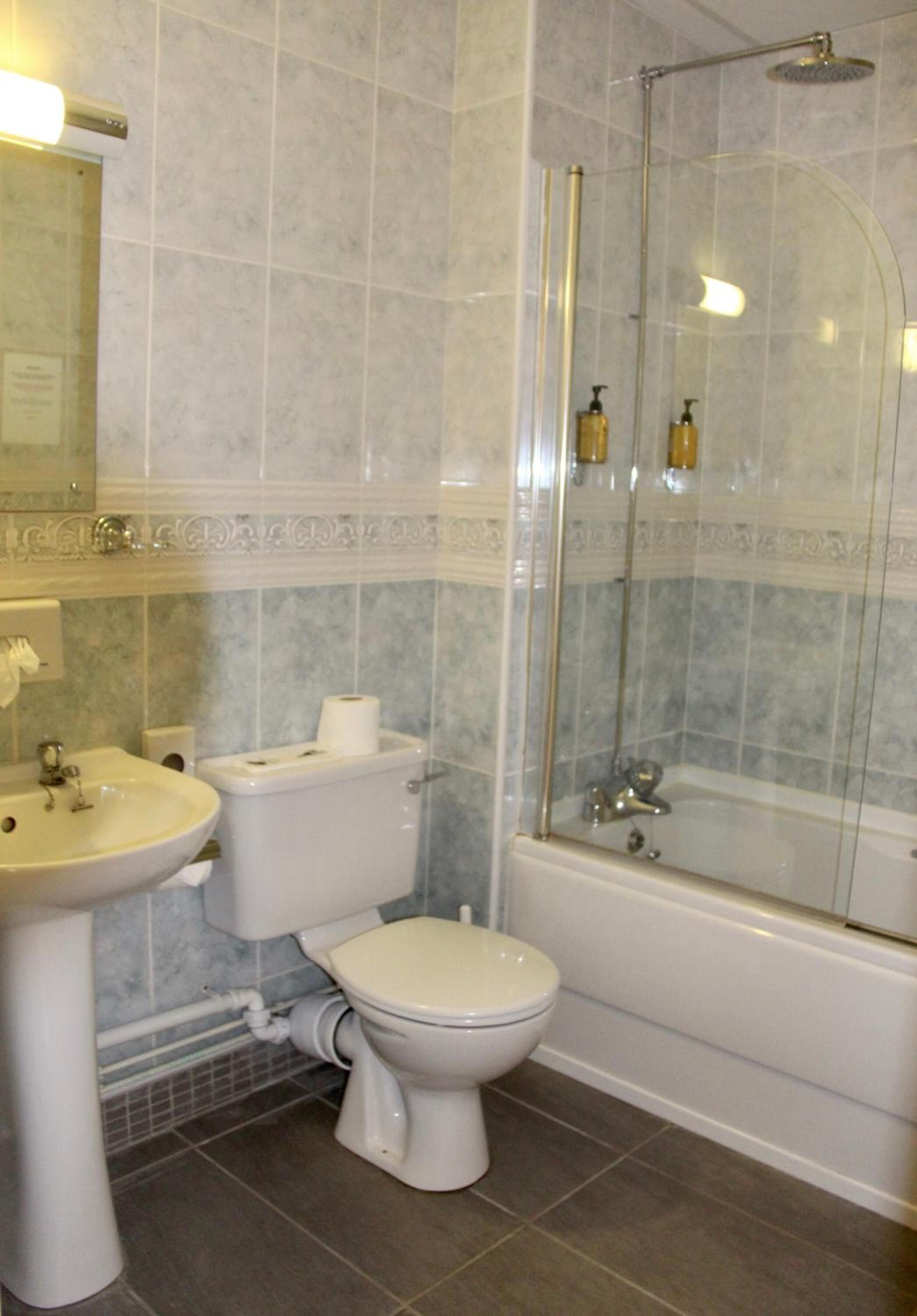 combined shower/bathtub, free toiletries, towels