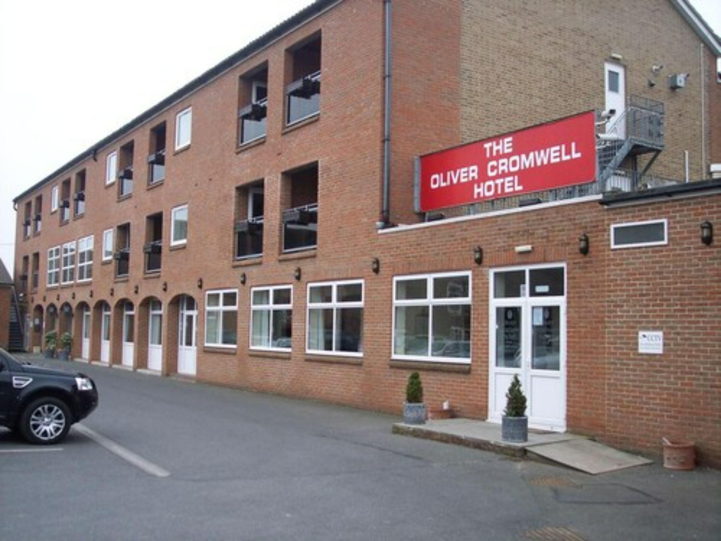 Um sinal vermelho para o Hotel Oliver Cromwell.