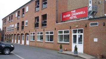 Um sinal vermelho para o Hotel Oliver Cromwell.