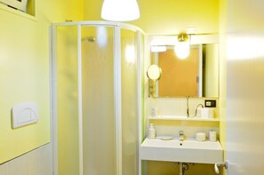 Een douche, een haardroger, een bidet, handdoeken