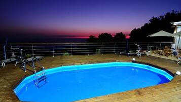 Piscine extérieure (ouverte en saison), parasols de plage