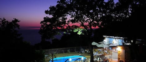 Alberca al aire libre por temporada y sombrillas en la alberca