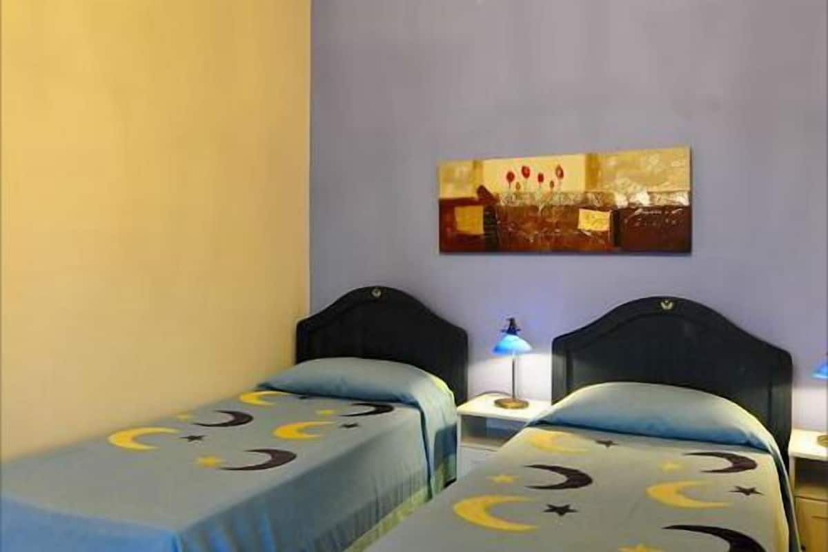 Quarto duplo, 2 camas de solteiro | Cofres nos quartos, berços (sobretaxa), Wi-Fi de cortesia