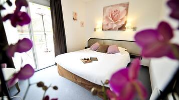 Family Triple Room, Terrace | Desk, blackout drapes, soundproofing, cribs/infant beds