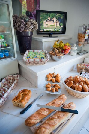 Daily buffet breakfast (EUR 8.70 per person) - Amadour Hôtel (Rocamadour)