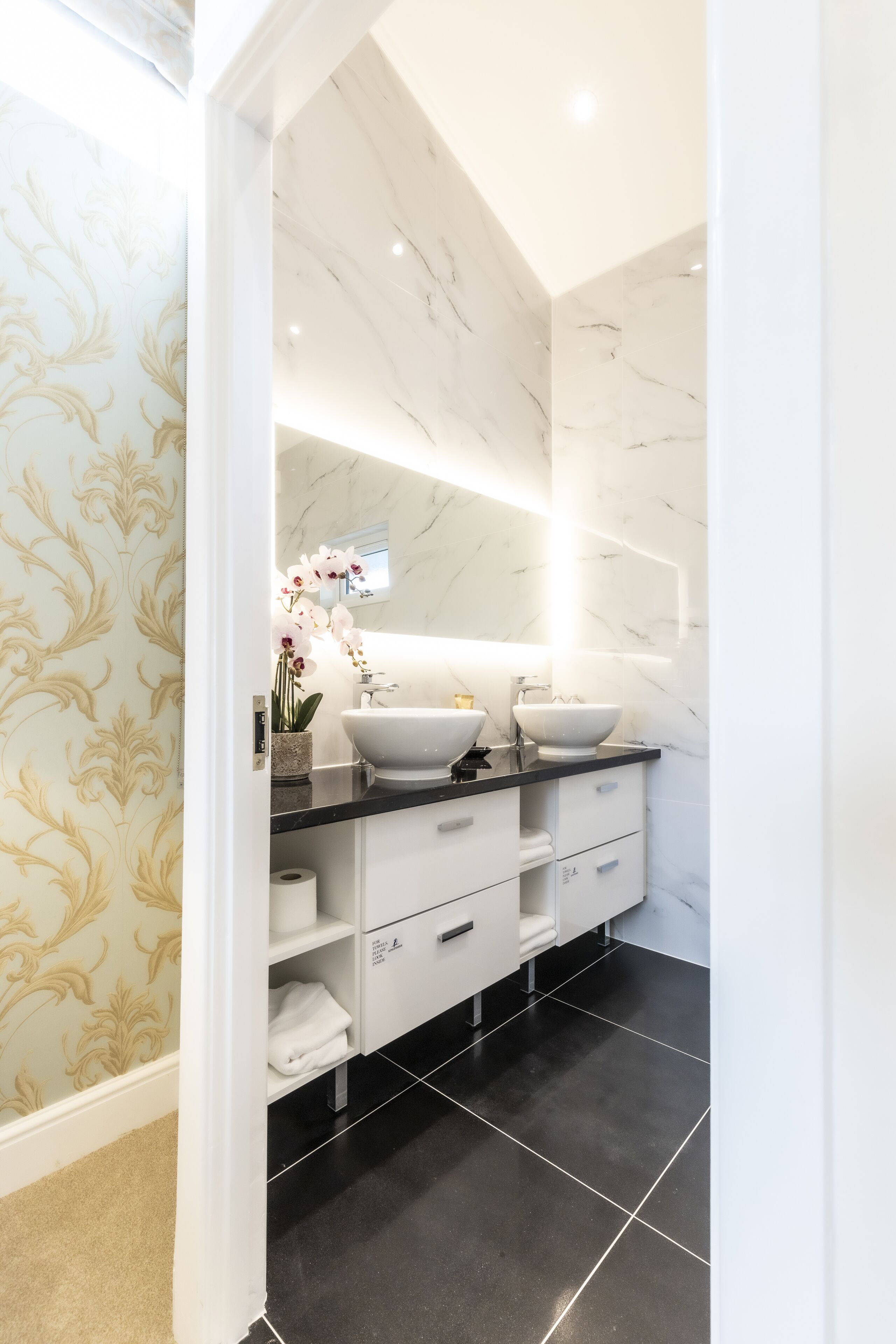 grand double room | bathroom | shower, free toiletries, hair dryer, slippers