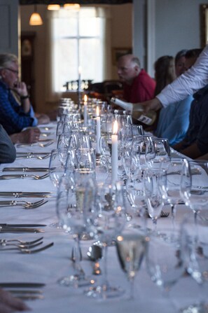 Breakfast and dinner served