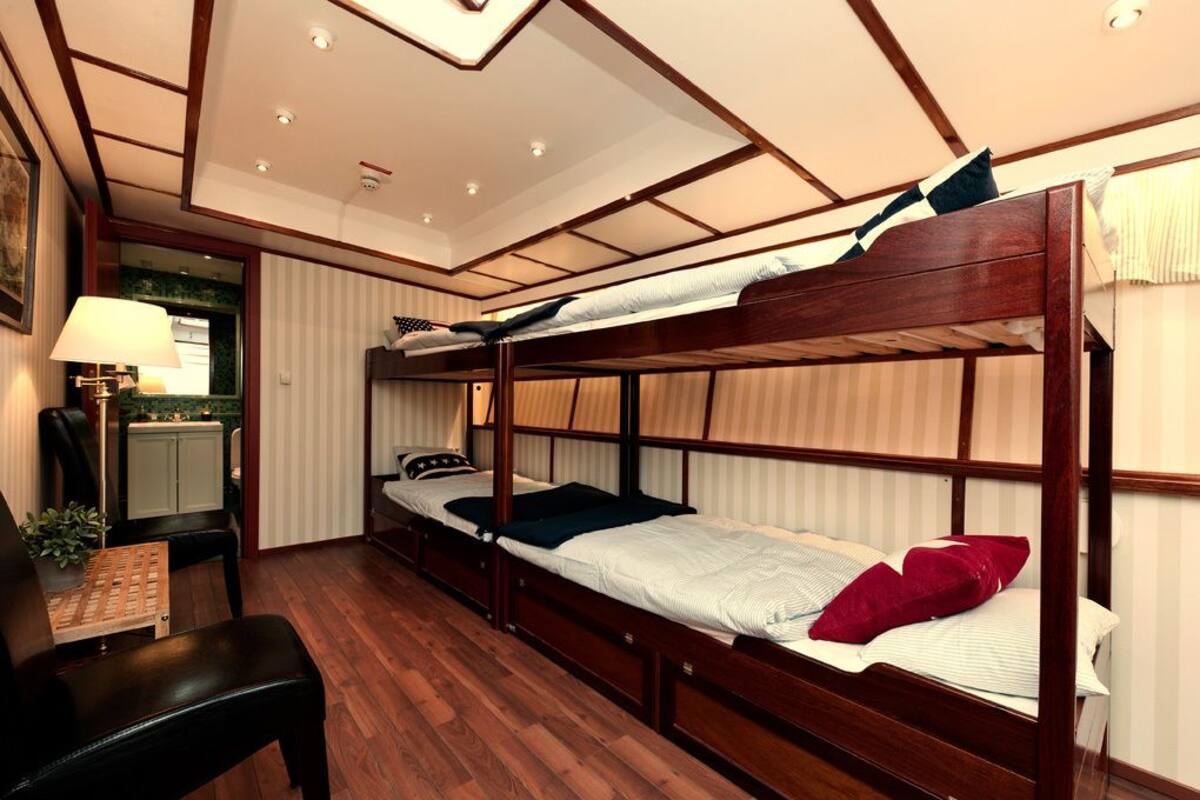 Quadruple Room | In-room safe, iron/ironing board (on request), WiFi (free)