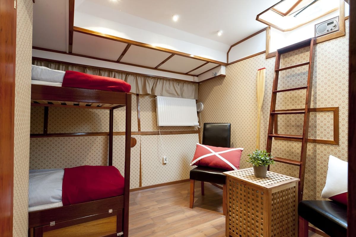 Standard Double Room | In-room safe, iron/ironing board (on request), WiFi (free)
