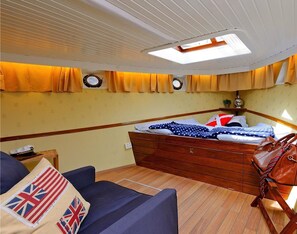 In-room safe, individually decorated, individually furnished - Hotel M/S Monika (Stockholm)