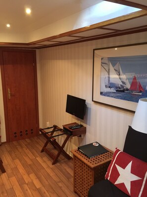 Camera quadrupla | Una cassaforte in camera, con stile personalizzato