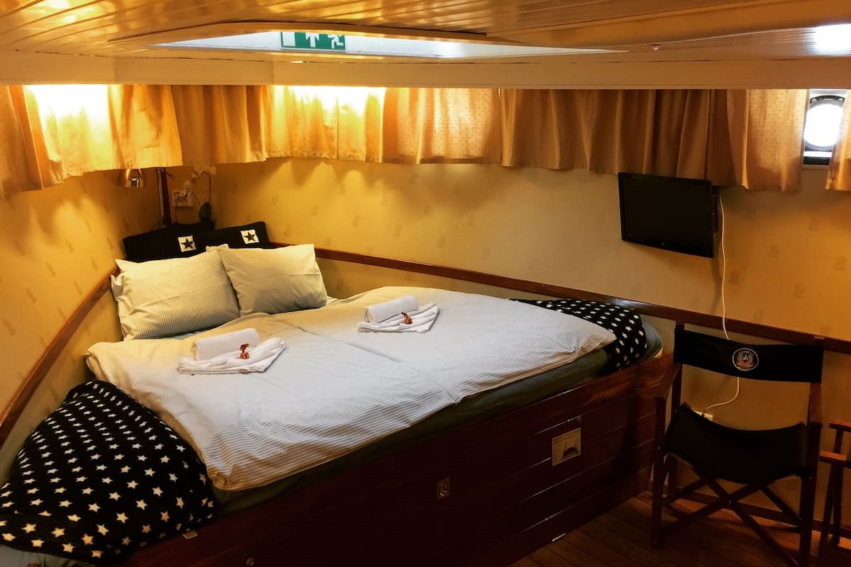 Deluxe Double Room | In-room safe, iron/ironing board (on request), WiFi (free)