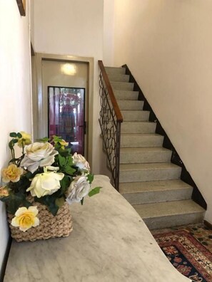 Eine Treppe mit Handlauf und einem Teppichbelag.