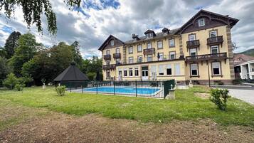 Alberca al aire libre por temporada y sombrillas en la alberca