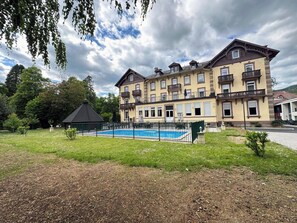 Piscine extérieure (ouverte en saison), parasols de plage