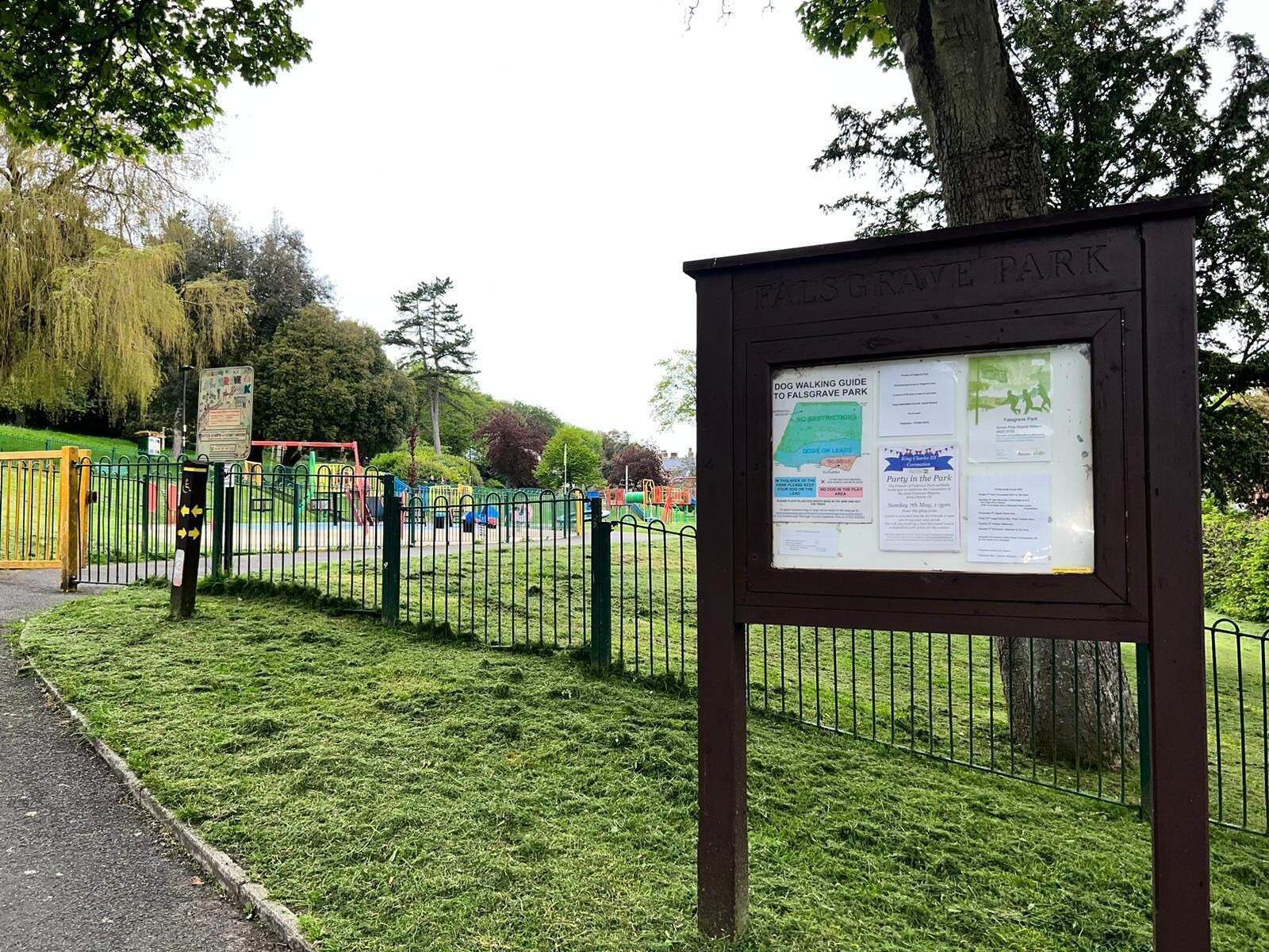 Ein Parkschild mit einer Hundeführerkarte und einer Bekanntmachung zu einer Parkparty.