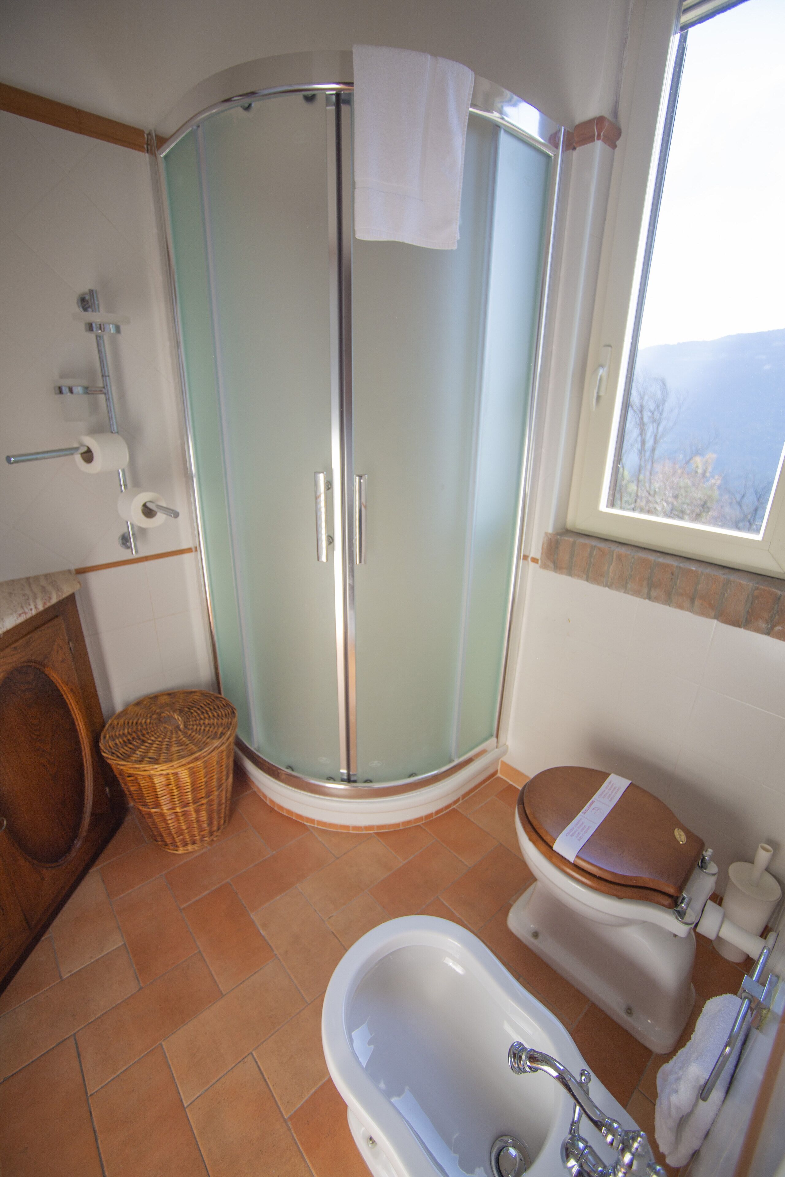 Ein Badezimmer mit Duschkabine, Toilette und Badewanne.