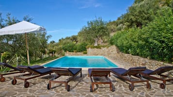 Piscina stagionale all'aperto, ombrelloni da piscina, lettini