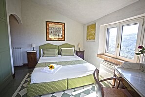 雙人或雙床房 | 客房內保險箱、書桌、隔音、免費無線上網