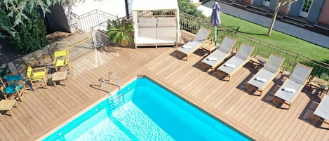 Ulkouima-allas, aurinkovarjoja, aurinkotuoleja