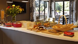 Een buffet met diverse gerechten en een bloemenvaas.