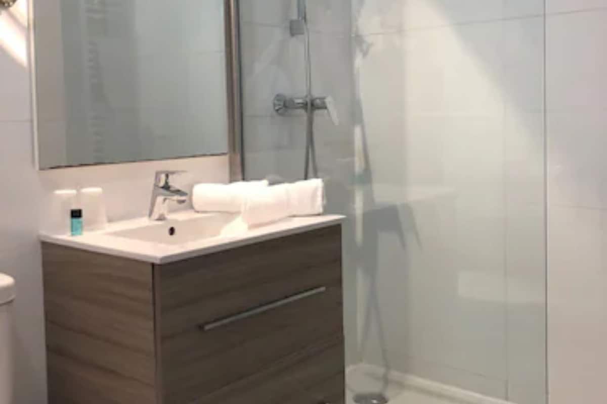 shower, free toiletries, towels