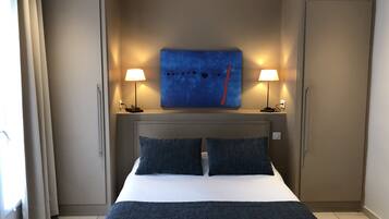 Standaard kamer, 1 twee- of 2 eenpersoonsbedden | 2 slaapkamers, een kluis op de kamer, een bureau