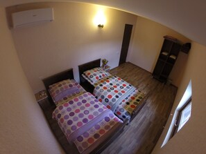 Habitació doble o amb dos llits individuals, bany compartit | Mobiliari individual, cortines opaques i habitacions insonoritzades 