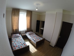 Standard-Einzelzimmer, eigenes Bad | Individuell eingerichtet, Verdunkelungsvorhänge, schallisolierte Zimmer