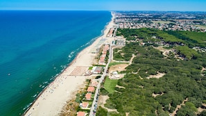 On the beach, free beach shuttle, sun-loungers, beach umbrellas