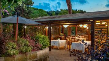 2 restaurants, breakfast, lunch, dinner served; Regional cuisine