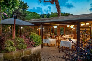 2 restaurantes; se sirve desayuno, almuerzo y cena; cocina regional