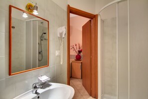 Dusche, kostenlose Toilettenartikel, Haartrockner, Bidet