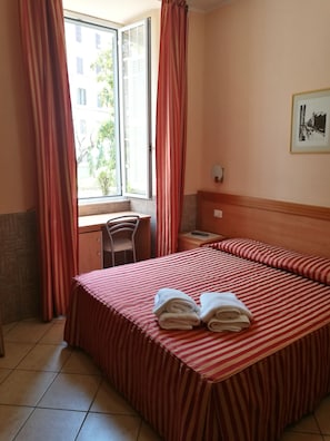 A hotel room with a bed, a desk, and a window with curtains. - Palma Residences In Rome (Rome)