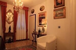 Caja de seguridad en la habitación, escritorio y insonorización 