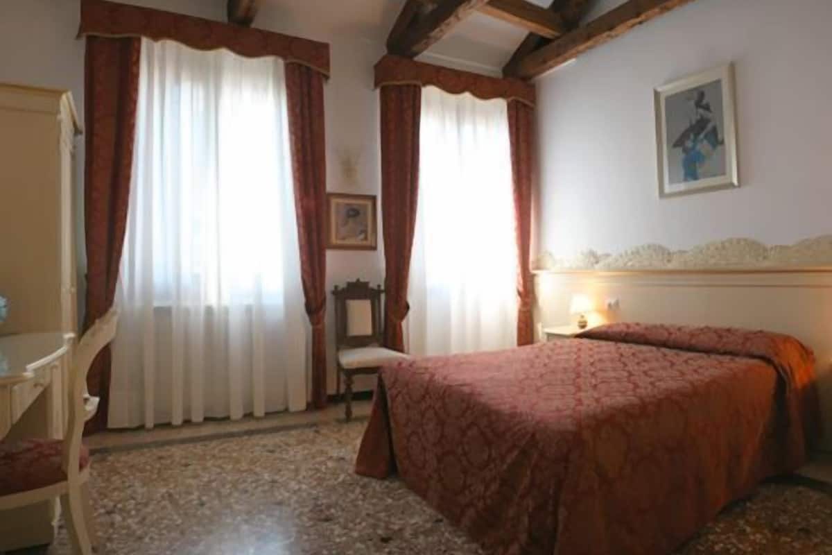 Una cassaforte in camera, una scrivania, insonorizzazione