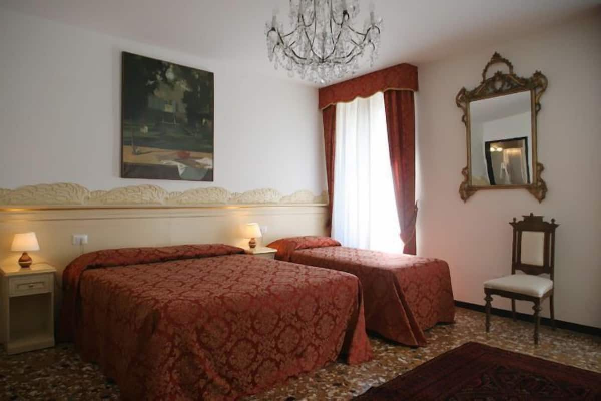 Una cassaforte in camera, una scrivania, insonorizzazione