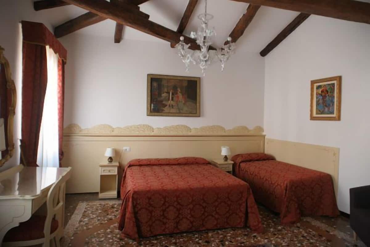 Camera tripla | Una cassaforte in camera, una scrivania, insonorizzazione