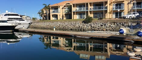 1 habitación, caja de seguridad en la habitación y escritorio