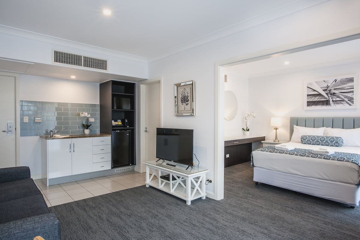 studio queen suites | 1 bedroom, in-room safe, desk, iron/ironing board