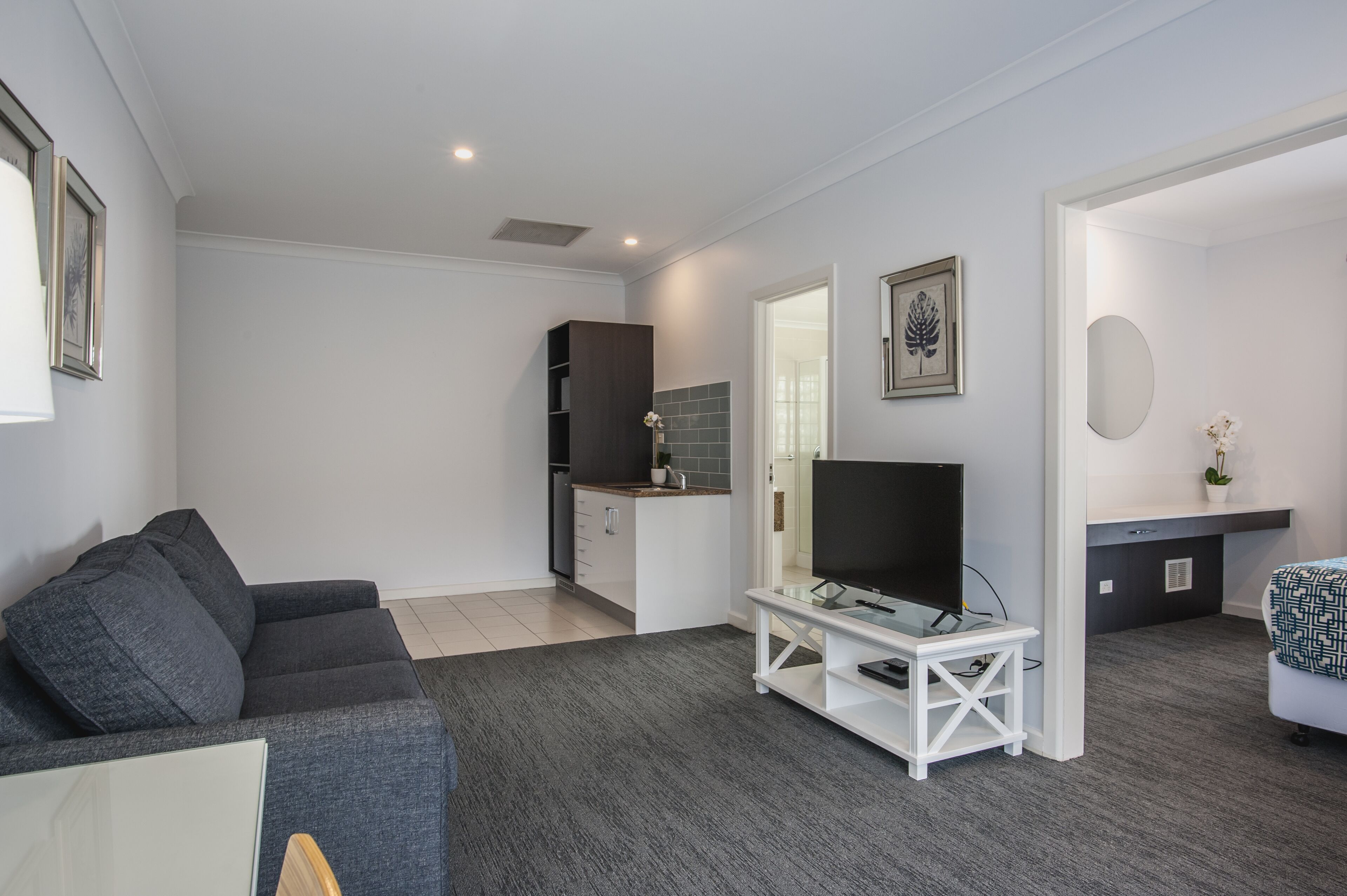 studio spa suite | living area | flat-screen tv