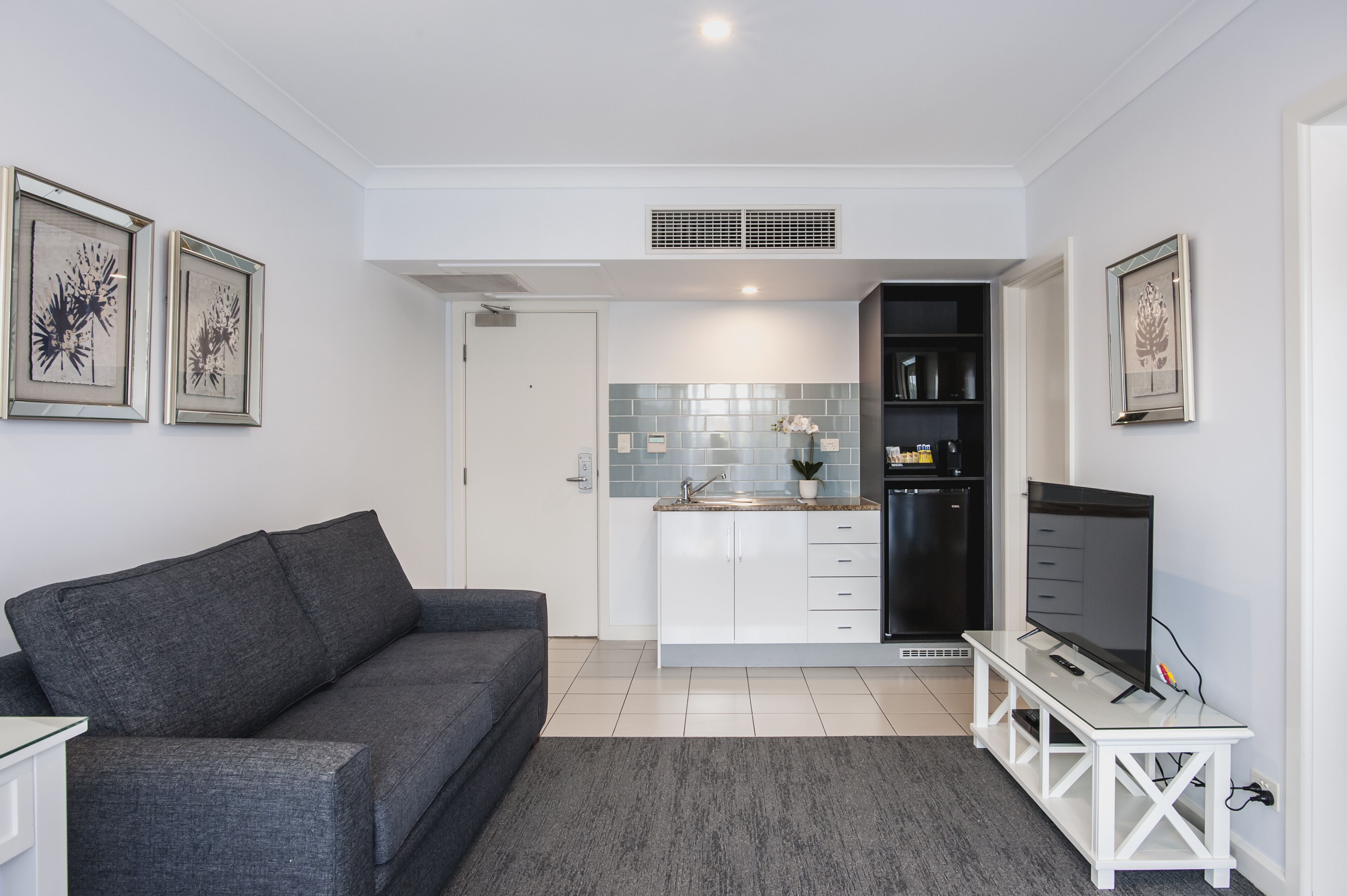 studio queen suites | living area | flat-screen tv