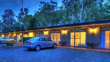 Fachada da propriedade à noite