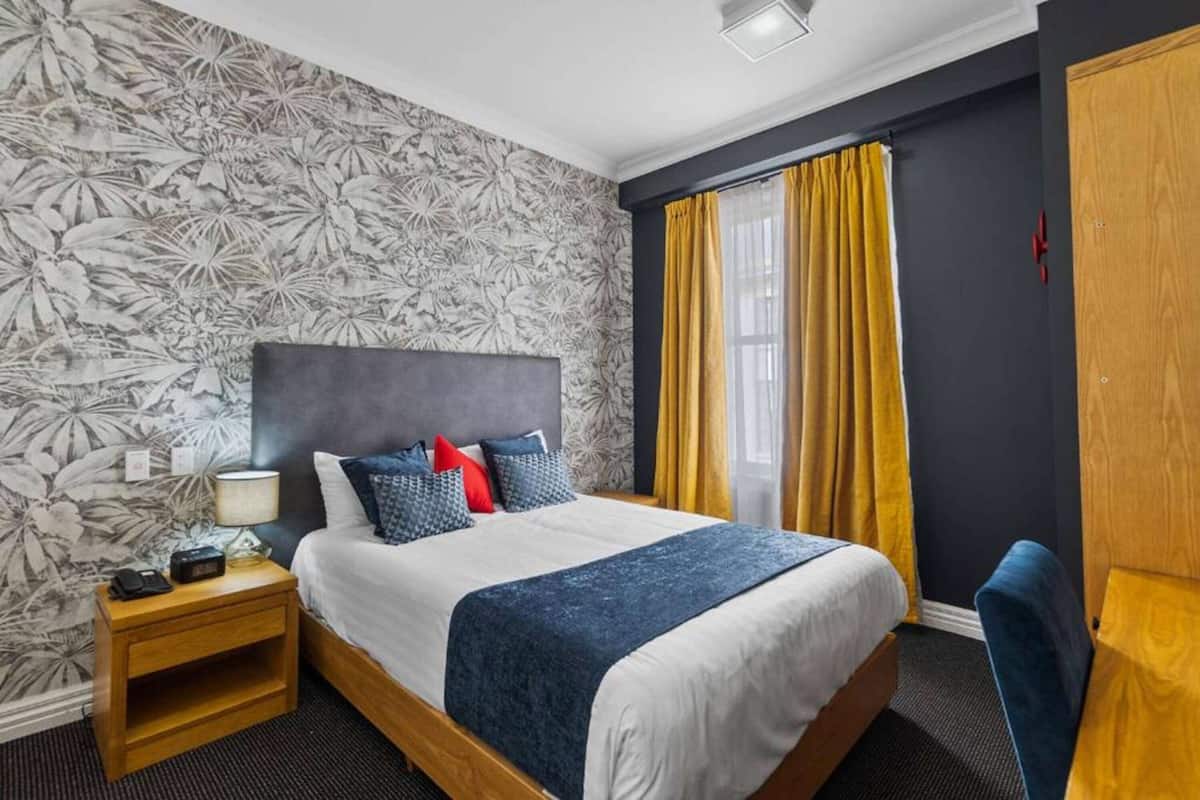 Superior Room, 1 Queen Bed, Non Smoking | Minibar, in-room safe, blackout drapes, soundproofing